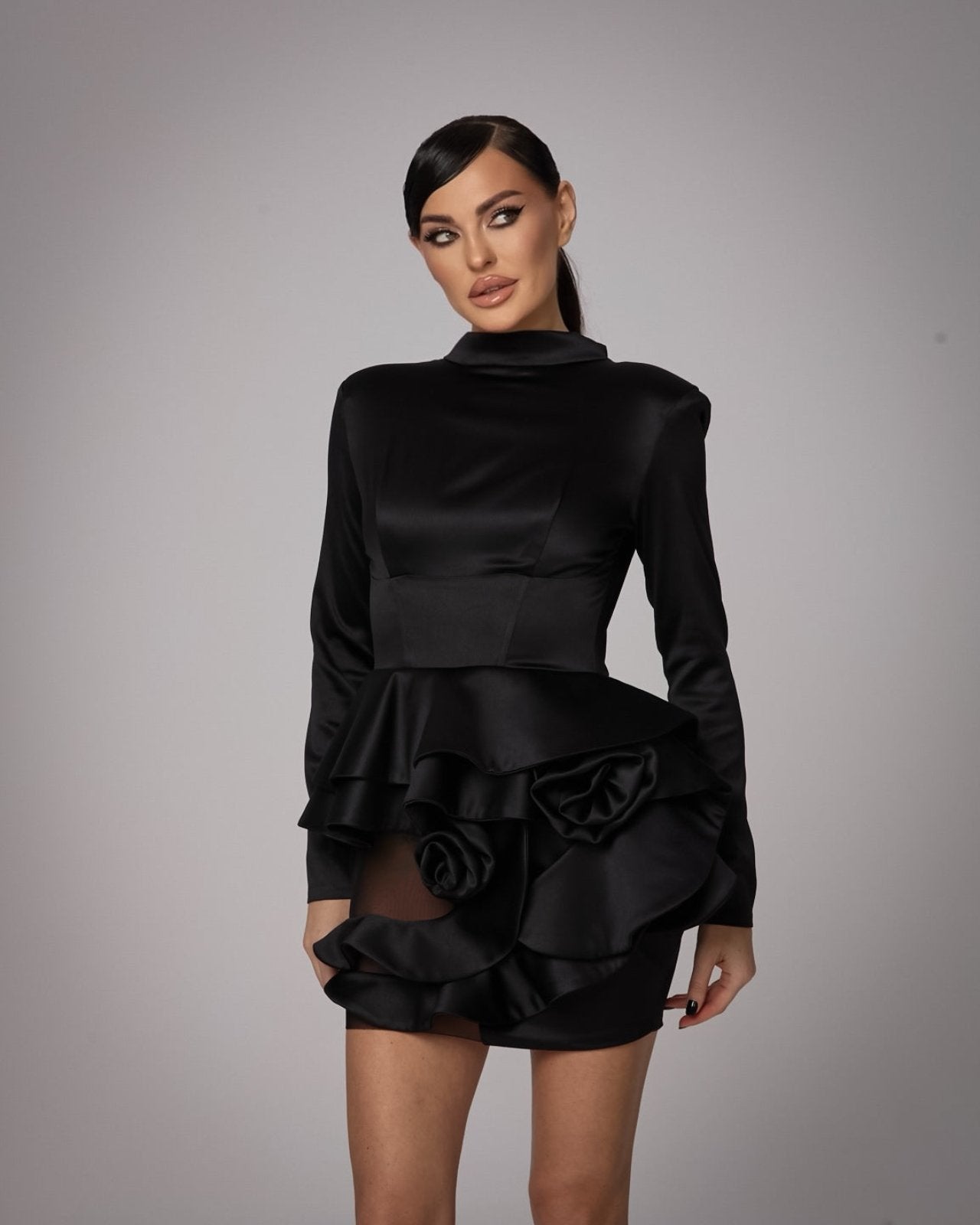 Rochie Mini cu Guler Inalt si Volane Drapate