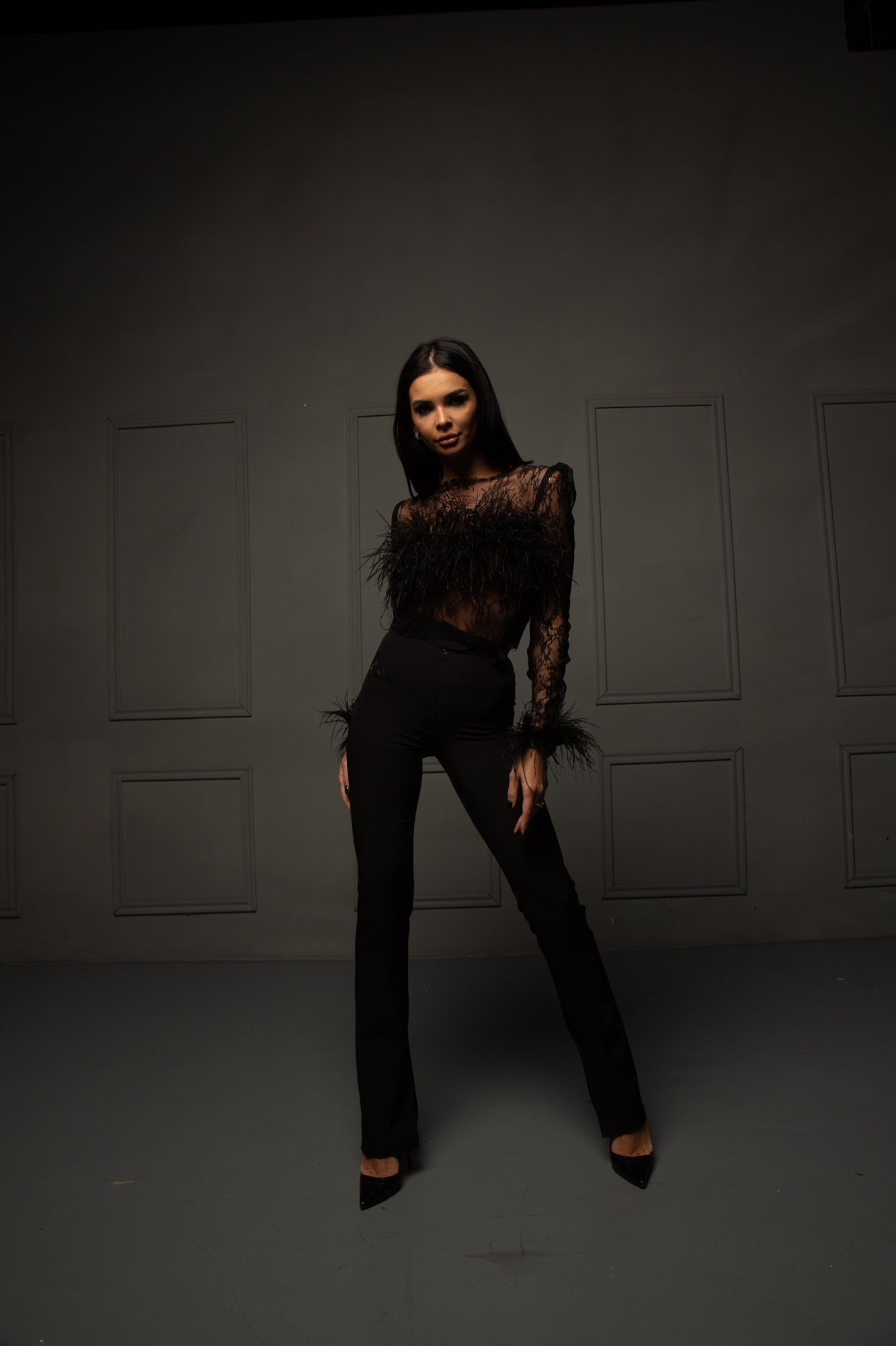 Compleu cu Bluza din Dantela cu Pene si Pantaloni Conic, Lace&Feather